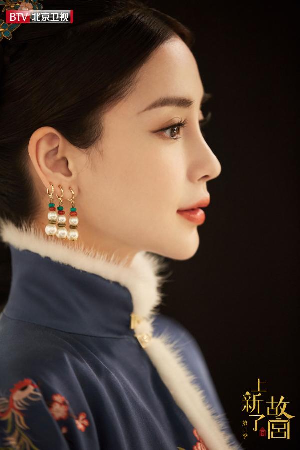 Angelababy解锁故宫的冬日暖阳 藏蓝色毛绒宫装端庄温婉