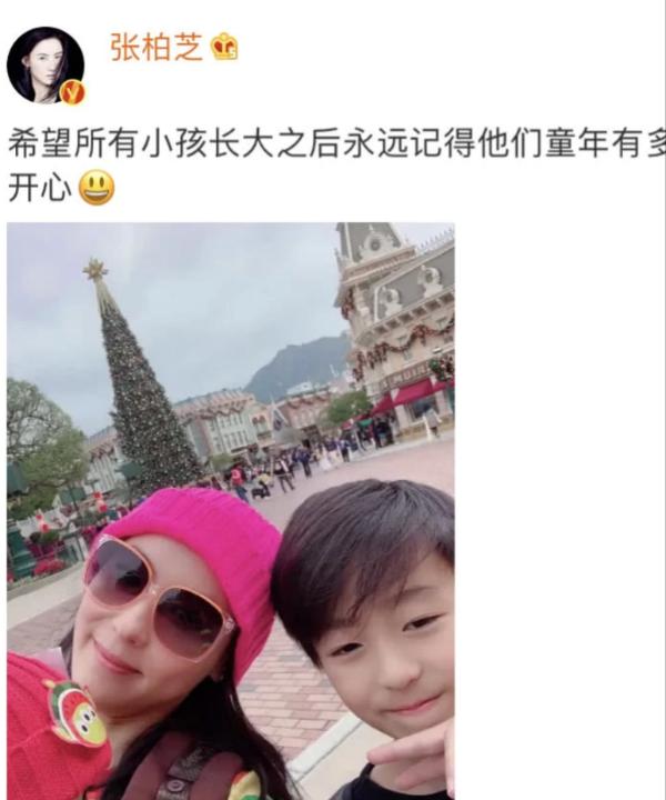 张柏芝一身潮装化身辣妈带三儿子外出笑容满面