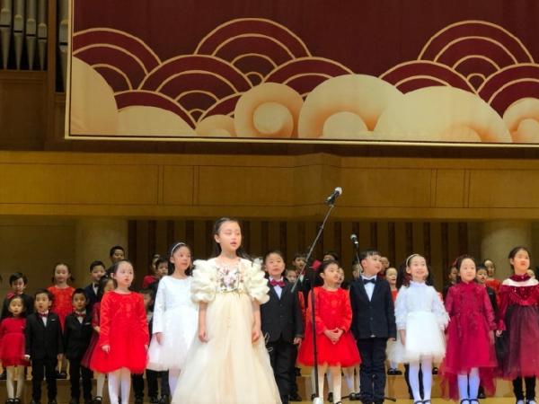 甜馨领唱很有小女神范儿