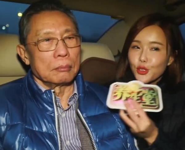 北京卫视女主持惹争议 未戴口罩紧靠钟南山采访