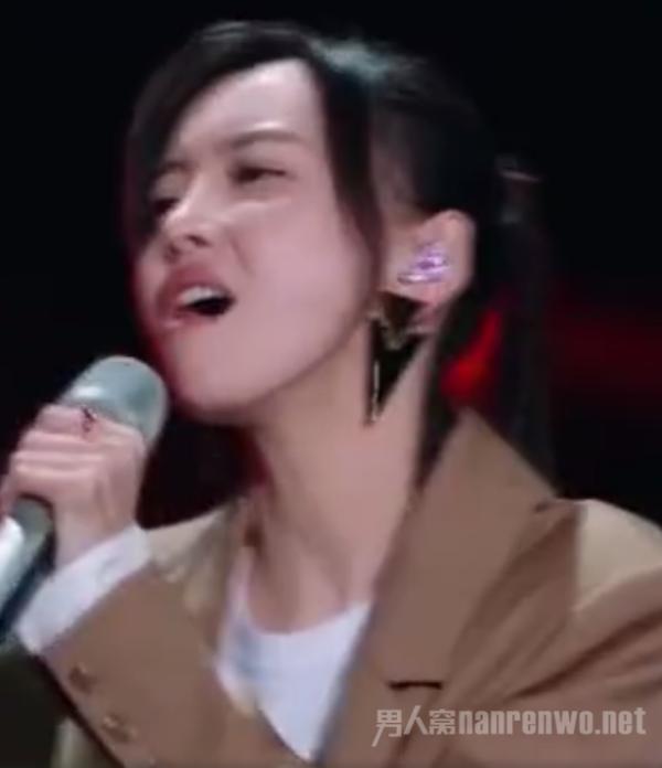 尤其是于文文开嗓时的声音,就好像是电流穿过一样,浑身酥酥麻麻的感觉