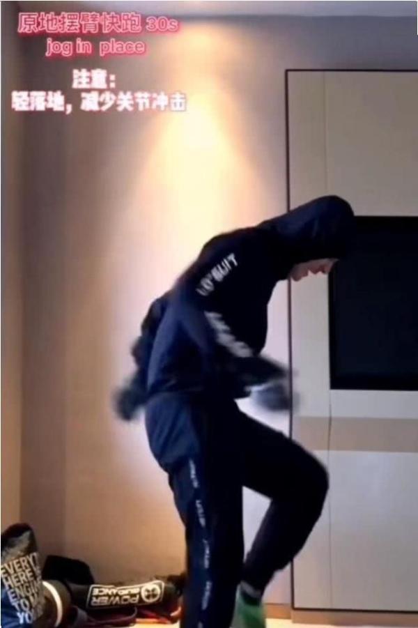 黄晓明在家用两桶水当哑铃 穿黑色卫衣清爽减龄