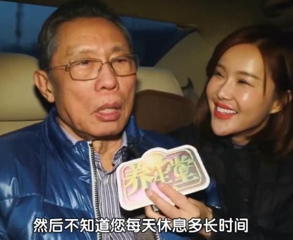 北京卫视女主持惹争议 未戴口罩紧靠钟南山采访