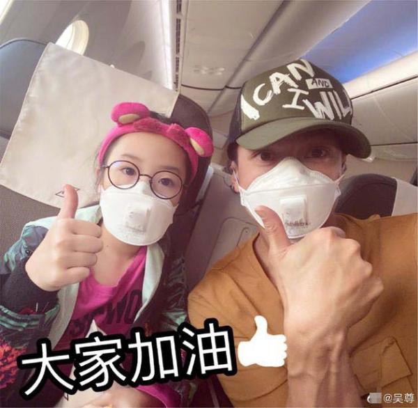 吴尊发文为医护人员加油 带一双儿女坐飞机口罩遮面