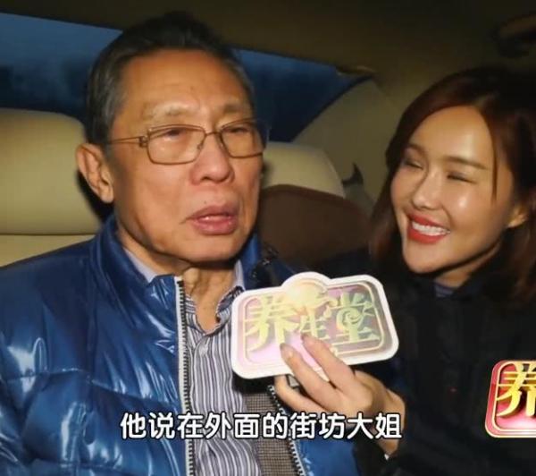 北京卫视女主持惹争议 未戴口罩紧靠钟南山采访