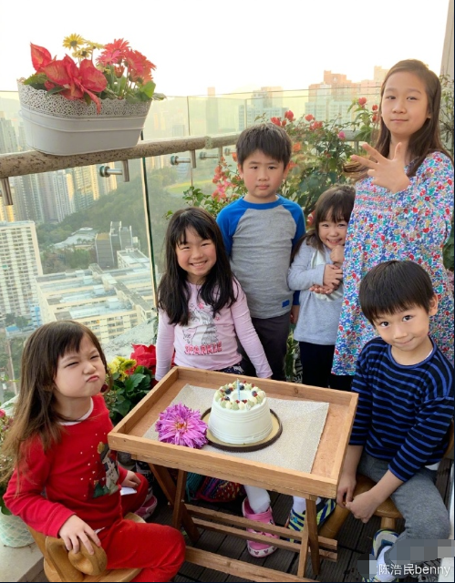 陈浩民晒温馨家庭日常 孩子们围绕蛋糕笑容灿烂