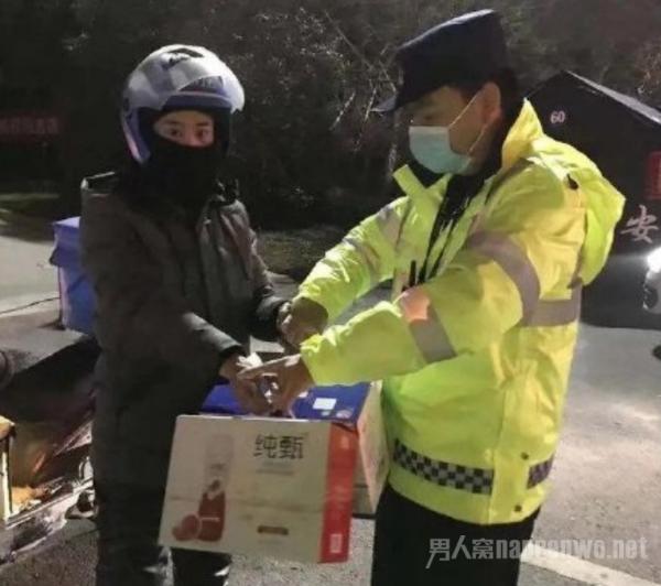 『孙杨给杭州防疫站民警点外卖』孙杨给杭州防疫站民警点外卖 这就是偶像的正能量