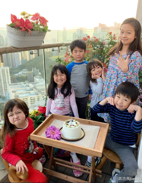 陈浩民晒温馨家庭日常 孩子们围绕蛋糕笑容灿烂