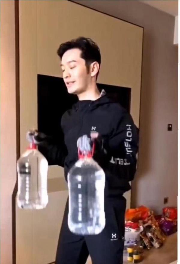 黄晓明在家用两桶水当哑铃 穿黑色卫衣清爽减龄