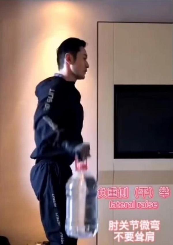 黄晓明在家用两桶水当哑铃 穿黑色卫衣清爽减龄