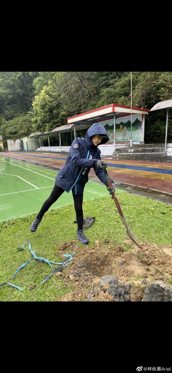 『湘琴』“湘琴”林依晨植树节种树 戴手套拿铁锹亲力亲为