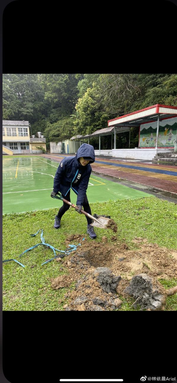 湘琴林依晨植树节种树戴手套拿铁锹亲力亲为