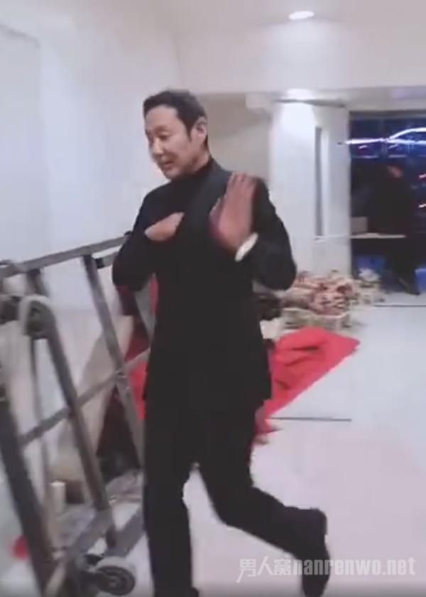 65岁的陈道明 风度翩翩气场十足 身型仪态不像65岁