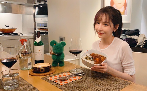 王心凌 王心凌罕见公开时尚住宅 悉心传授做菜秘籍不藏私