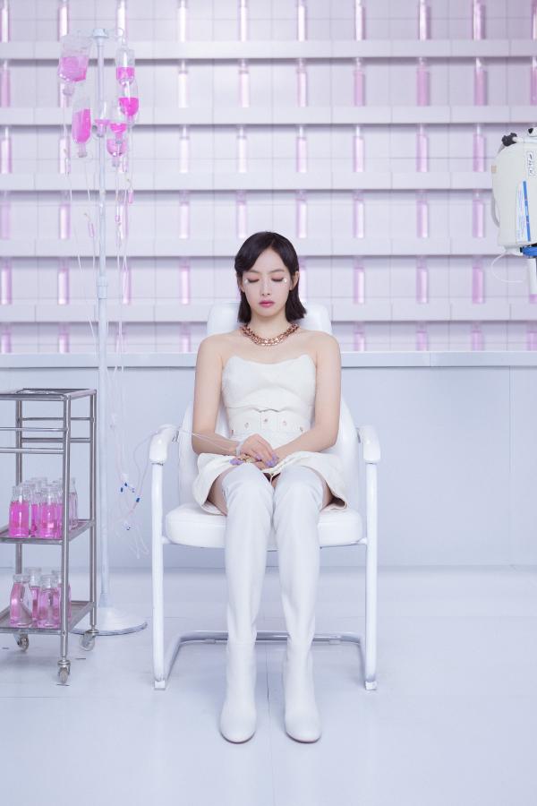 宋茜新歌《怀念》MV公开 化身未来机器人演绎时空恋歌
