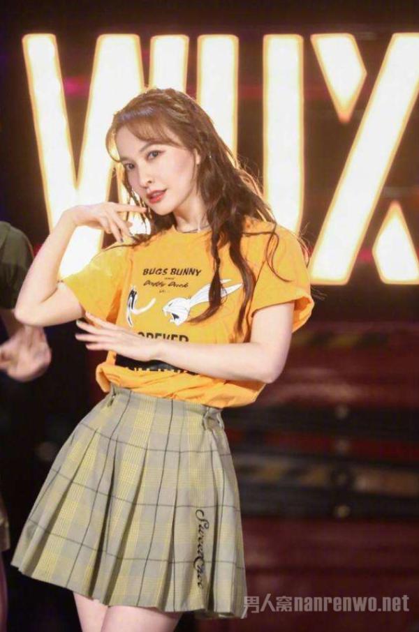 吴昕跳舞表情在线 吴昕跳舞表情在线 全程自信满满 网友:红气真的养人