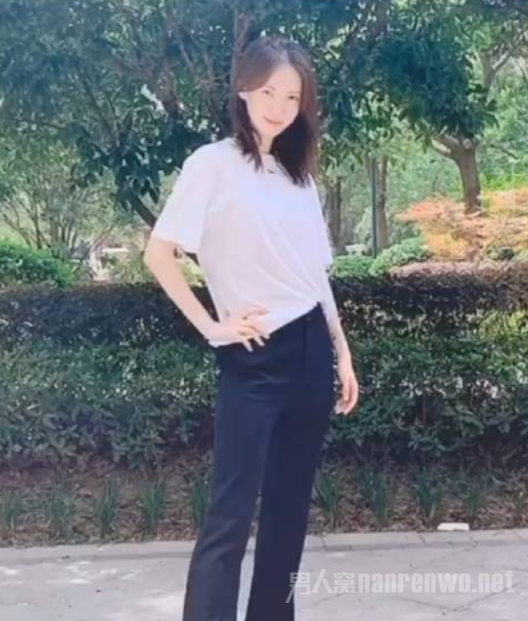 金晨穿拖鞋跳舞 网友：一定是整个小区最靓的姐姐