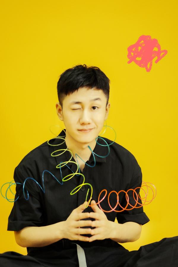 姜冠南生日写真曝光 创意涂鸦不改鬼马风格