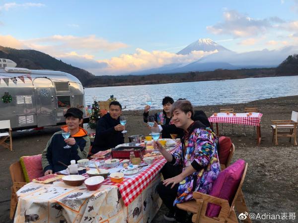 谢霆锋周杰伦跑车前扮酷合照 富士山脚下野营聚餐氛围好