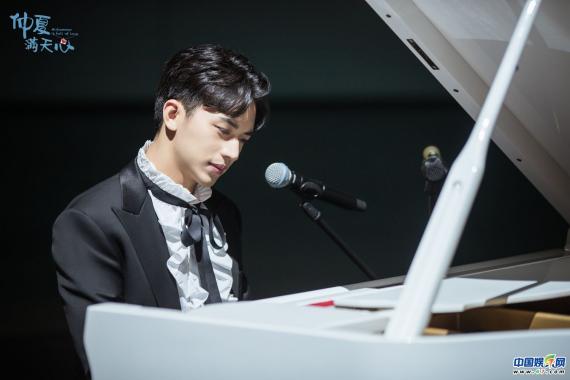 《仲夏满天心》今晚开播“当红流量”许魏洲身陷“契约婚姻”