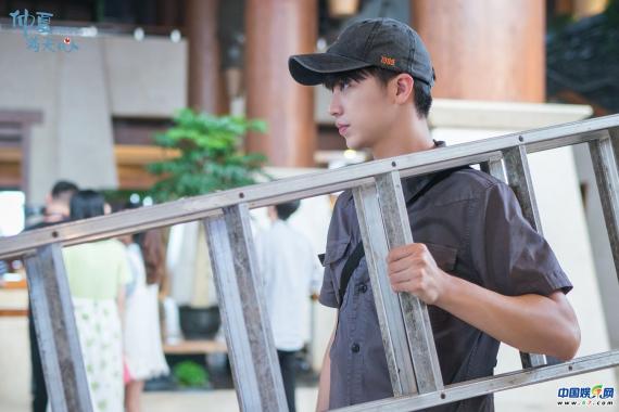 《仲夏满天心》今晚开播“当红流量”许魏洲身陷“契约婚姻”