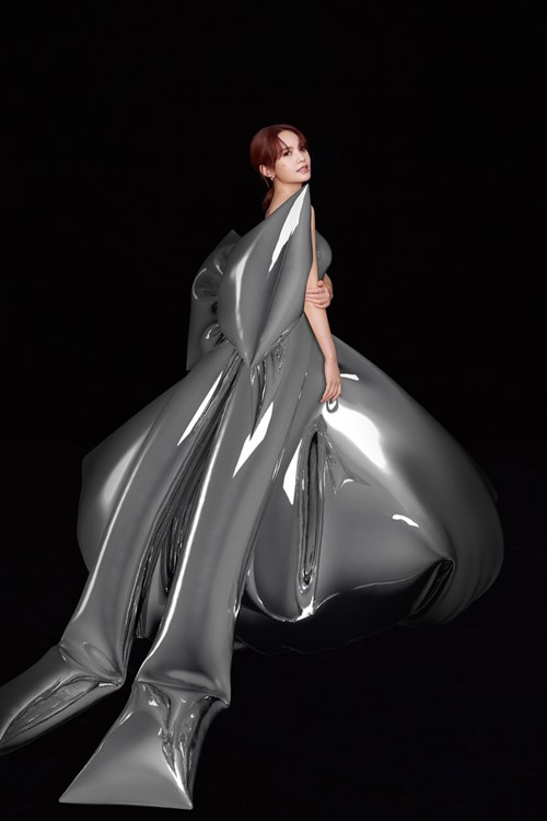 杨丞琳最新演唱会海报结合欧美最前卫的虚拟时装  求新求变的时尚天后