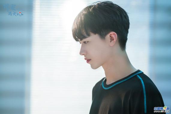 《仲夏满天心》今晚开播“当红流量”许魏洲身陷“契约婚姻”