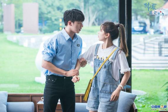 《仲夏满天心》今晚开播“当红流量”许魏洲身陷“契约婚姻”