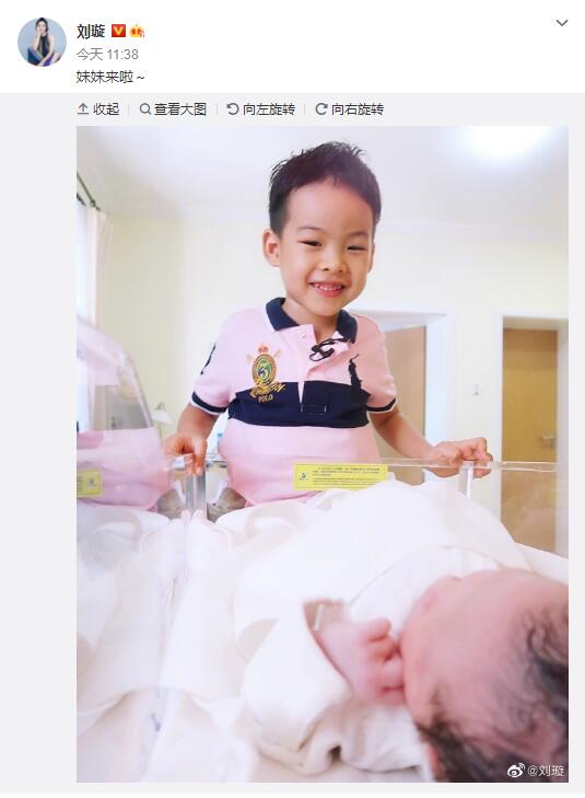 老大与二胎宝宝互动超有爱！jasper亲吻弟弟 刘璇大儿子盯妹妹满眼笑