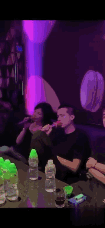 王菲与好友KTV唱歌 身穿黑色T恤打扮休闲