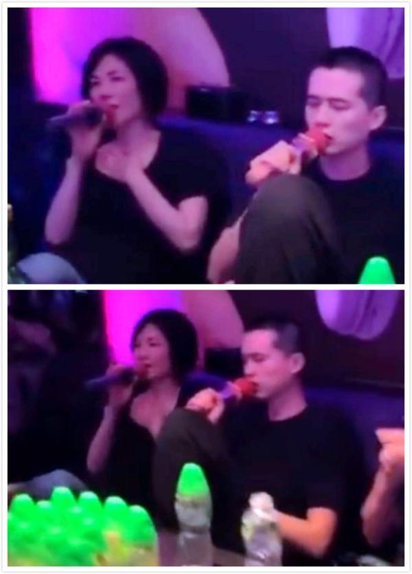王菲与好友KTV唱歌 身穿黑色T恤打扮休闲
