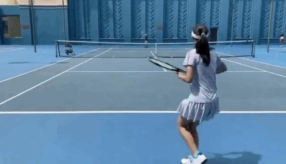 田亮晒女儿训练视频 森碟打网球身手矫健