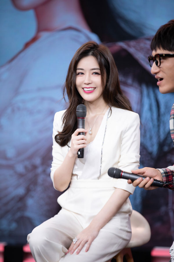 《太古神王》汤晶媚演绎虐心爱恋 搭档盛一伦戏里戏外互动反套路出招