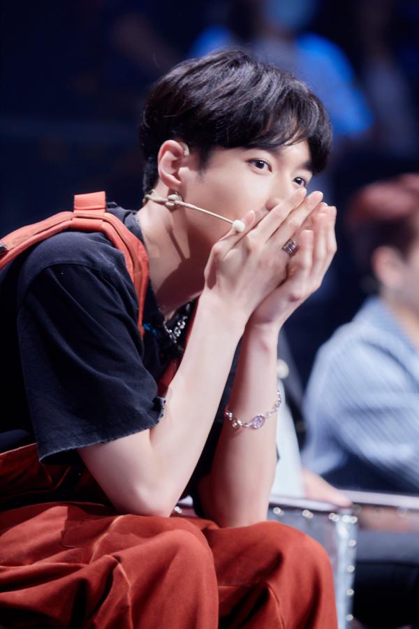 张艺兴街“吃瓜网友” 上线 “街舞第一娱记”现场学跳国标舞惊喜不绝