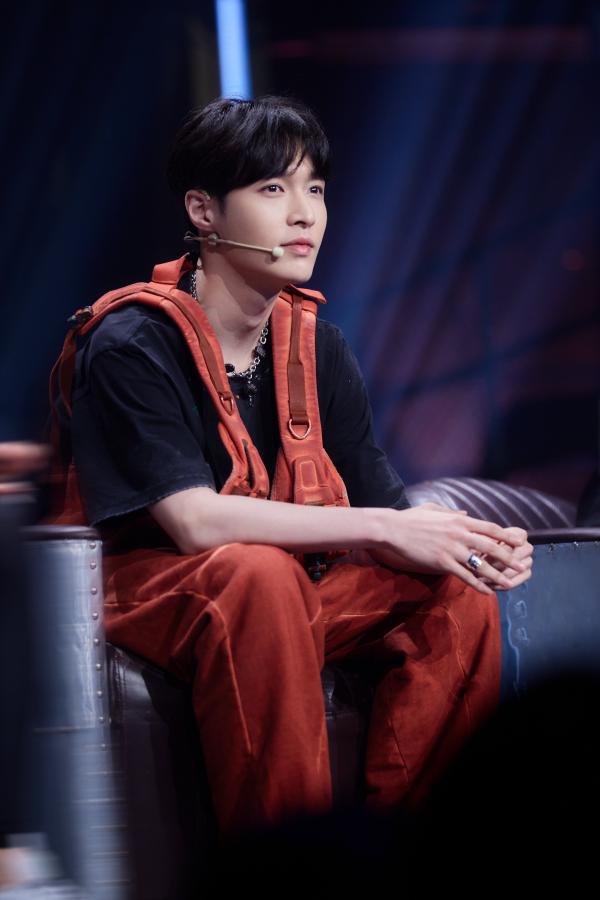 张艺兴街“吃瓜网友” 上线 “街舞第一娱记”现场学跳国标舞惊喜不绝