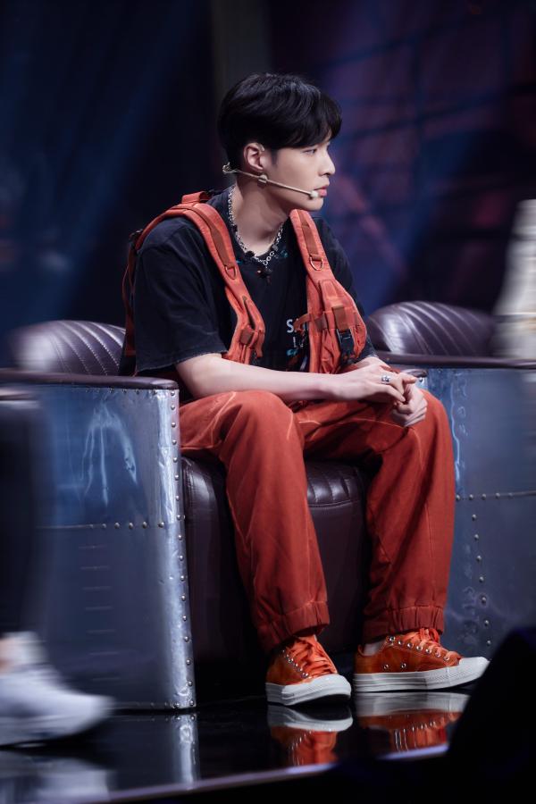 张艺兴街“吃瓜网友” 上线 “街舞第一娱记”现场学跳国标舞惊喜不绝