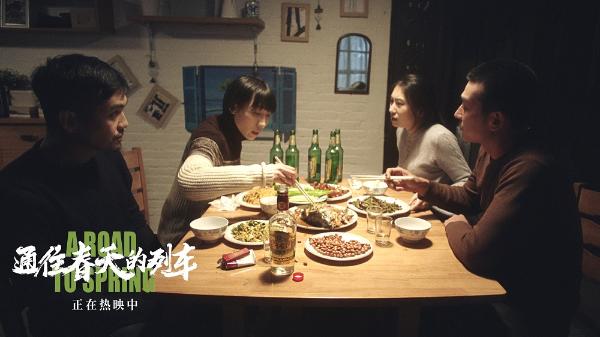《通往春天的列车》全国火热上映中 小人物的真实人生引共鸣
