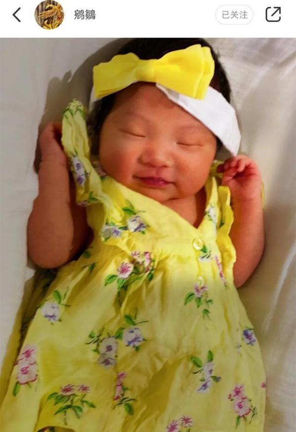 张纪中小女儿正面照曝光 穿黄色印花裙睡姿甜美可爱