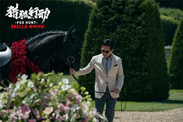电影《猎狐行动》发布“各怀心事”版海报  梁朝伟段奕宏全面开战