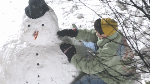 童心未泯！王俊凯被偷拍雪地里堆雪人 坐地上模样可爱