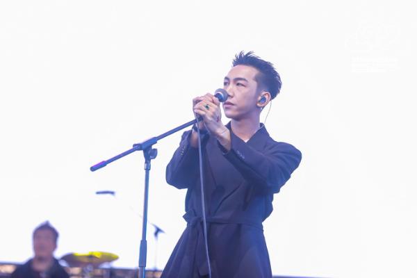 邓见超杭州草莓音乐节实力开唱 尽显浪漫诗意音乐特质