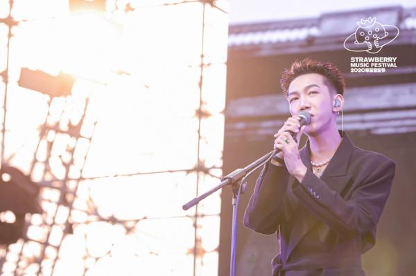 邓见超杭州草莓音乐节实力开唱 尽显浪漫诗意音乐特质