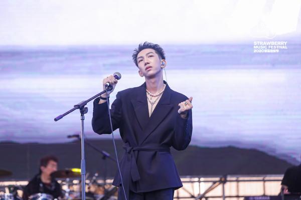 邓见超杭州草莓音乐节实力开唱 尽显浪漫诗意音乐特质