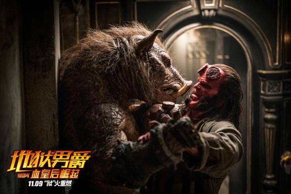 《地狱男爵》再曝正片片段 地狱男爵领衔除魔天团对战巨型野猪怪