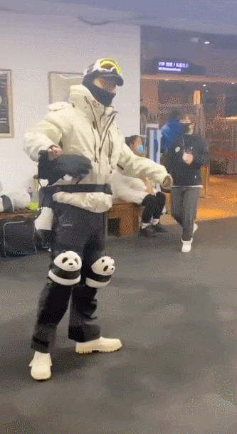 何超莲滑雪秀恩爱 窦骁将“熊猫”穿上身十分逗笑