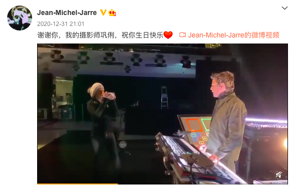 老公让雅尔开通中国社交账号 巩俐亲自掌镜拍视频甜蜜对视