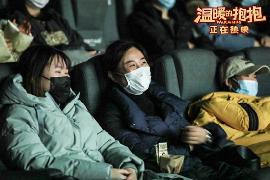 常远首部导演作品《温暖的抱抱》票房近6亿 李沁首演喜剧