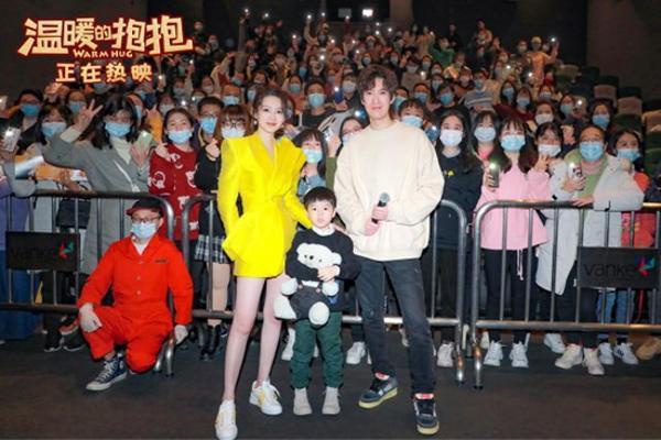 常原首任导演的《暖拥抱》票房近6亿李勤首映喜剧_TOM娱乐
