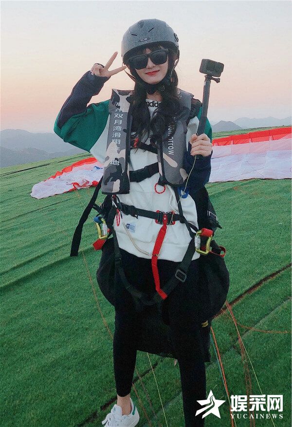 温果希体验滑翔伞挑战自我 年轻就要洒脱做自己