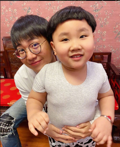 郭德纲晒郭麒麟郭汾瑒张云雷合照：要儿自养，要钱自挣